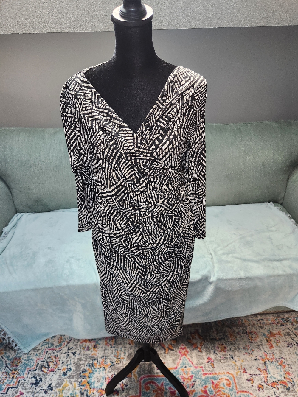 Emily Rose Black & White V-Neck Patterned Women's Dress Large